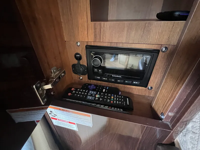 Slide: The Image of Sea Ray 350 SUNDANCER 2018 - 51