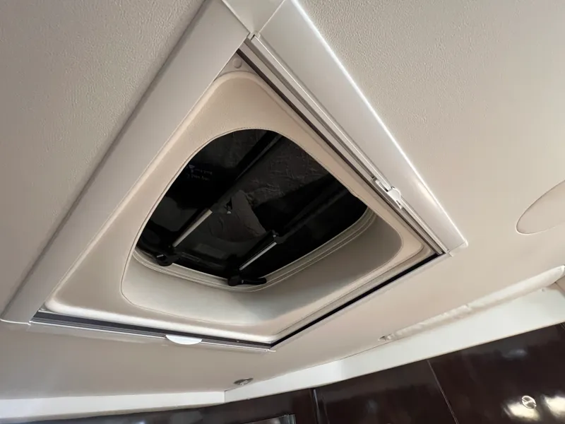 Slide: The Image of Sea Ray 350 SUNDANCER 2018 - 52