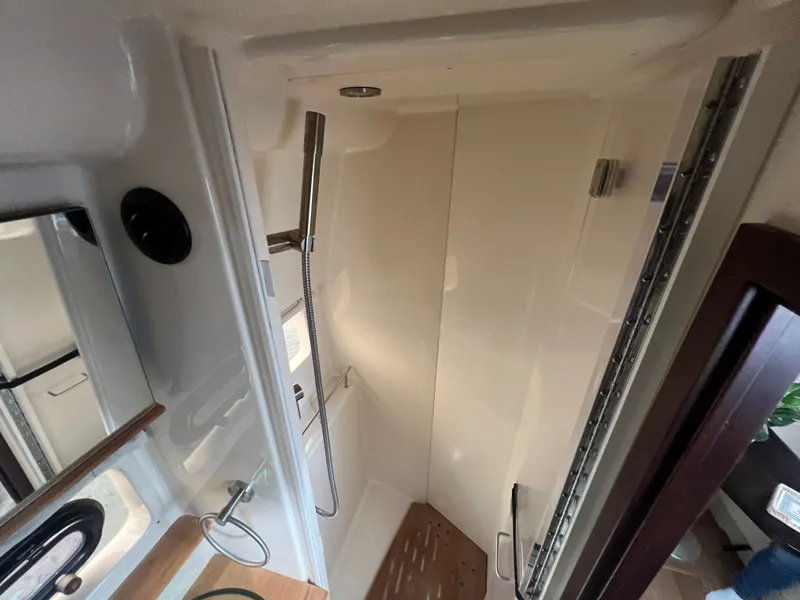 Slide: The Image of Sea Ray 350 SUNDANCER 2018 - 57