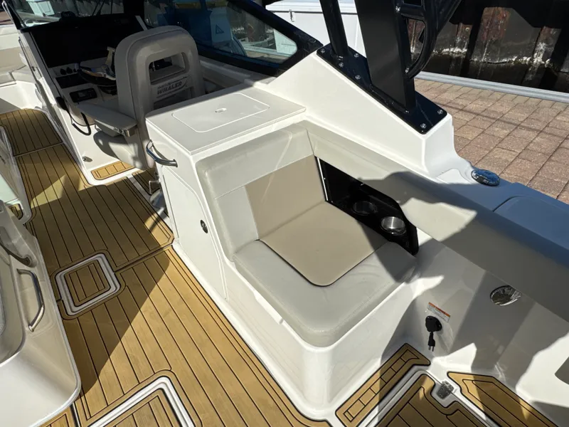 Slide: The Image of Boston Whaler 280 VANTAGE 2022 - 16