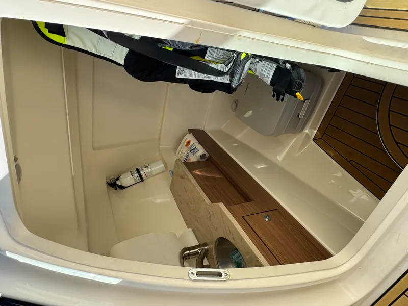 Slide: The Image of Boston Whaler 280 VANTAGE 2022 - 20