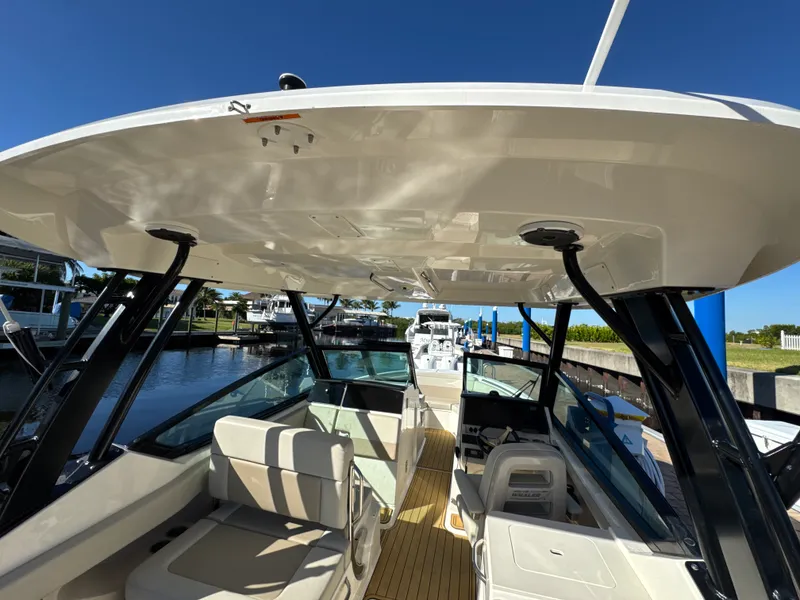 Slide: The Image of Boston Whaler 280 VANTAGE 2022 - 23