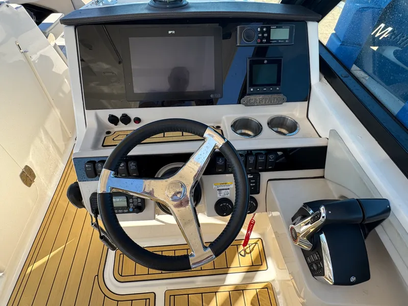 Slide: The Image of Boston Whaler 280 VANTAGE 2022 - 24