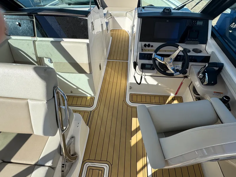 Slide: The Image of Boston Whaler 280 VANTAGE 2022 - 25