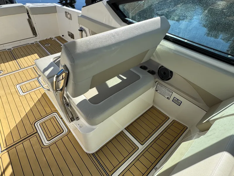 Slide: The Image of Boston Whaler 280 VANTAGE 2022 - 26