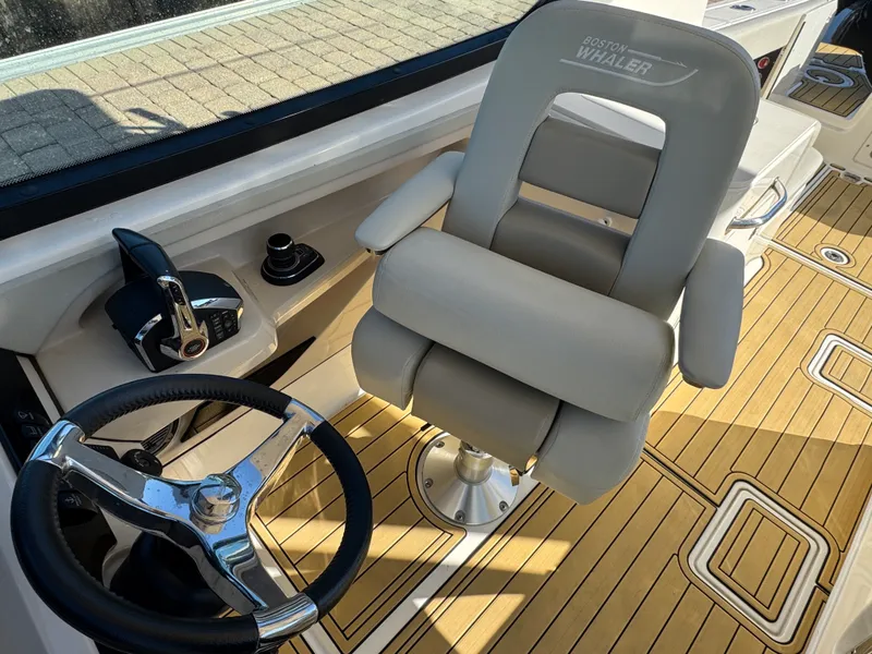 Slide: The Image of Boston Whaler 280 VANTAGE 2022 - 27