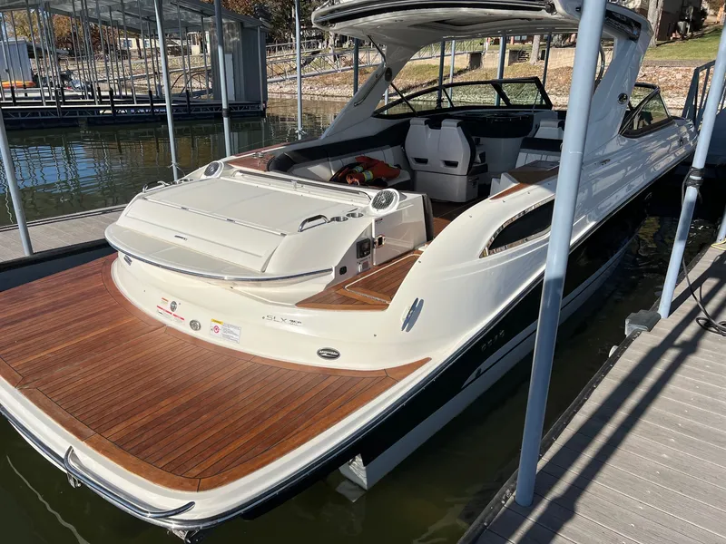 Slide: The Image of Sea Ray SLX 350 2017 - 4