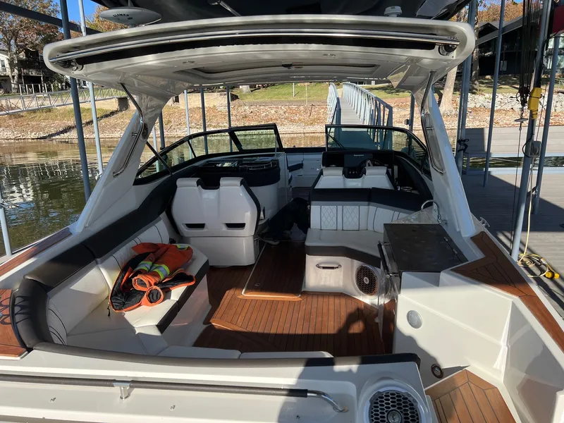 Slide: The Image of Sea Ray SLX 350 2017 - 5