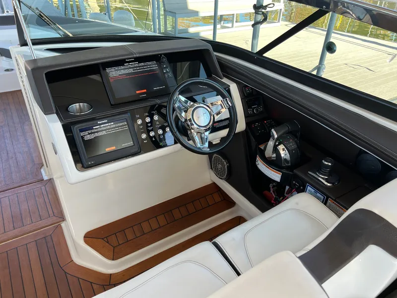 Slide: The Image of Sea Ray SLX 350 2017 - 6