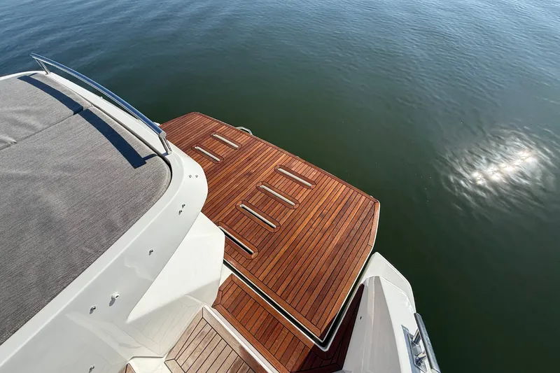 Slide: The Image of Azimut Atlantis 43 2019 - 11