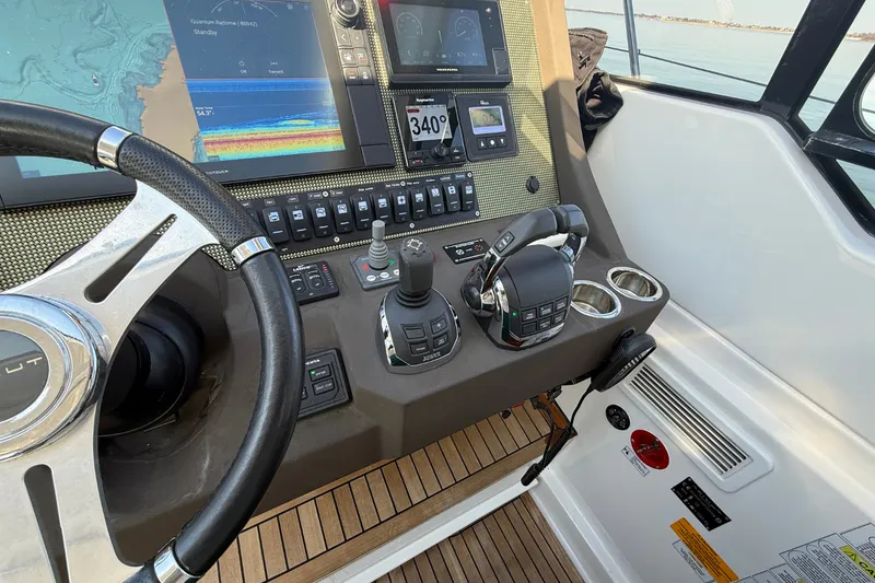 Slide: The Image of Azimut Atlantis 43 2019 - 47