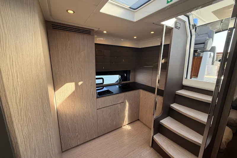 Slide: The Image of Azimut Atlantis 43 2019 - 54