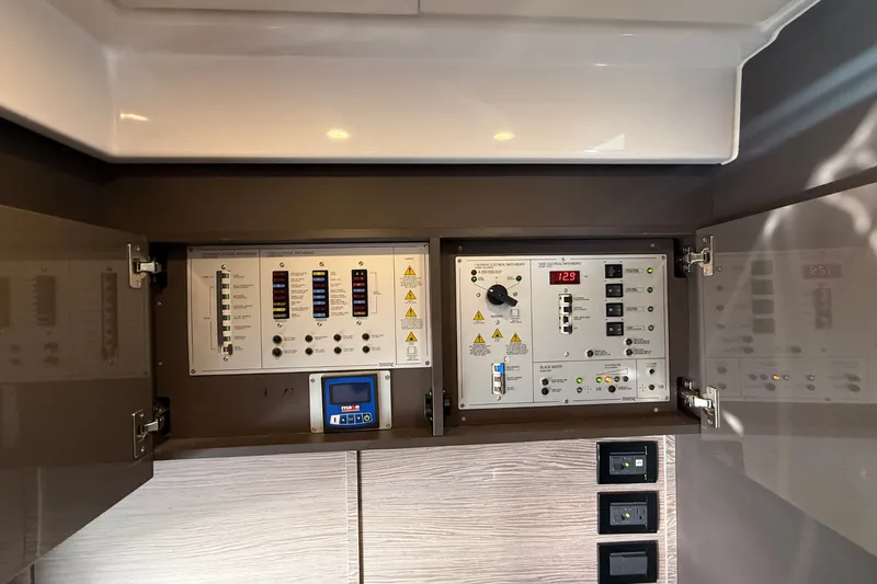 Slide: The Image of Azimut Atlantis 43 2019 - 63