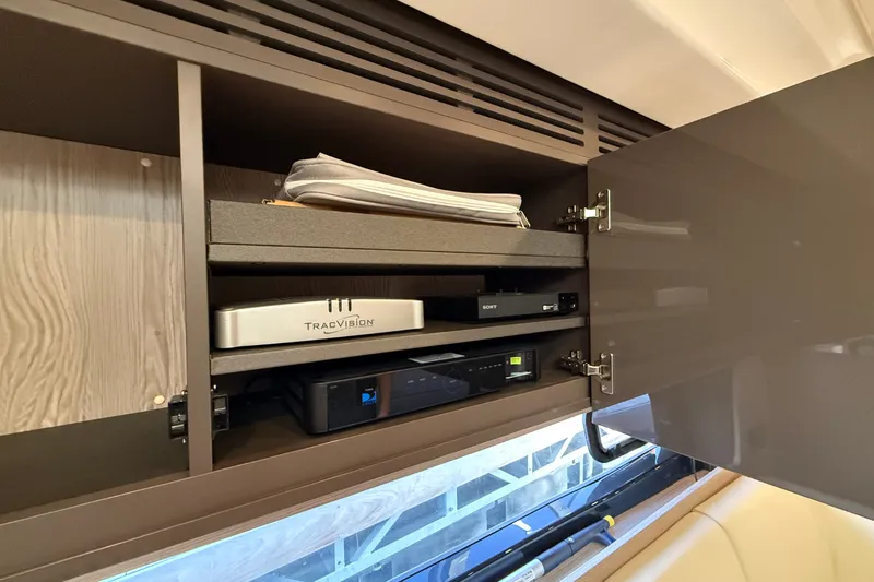 Slide: The Image of Azimut Atlantis 43 2019 - 68