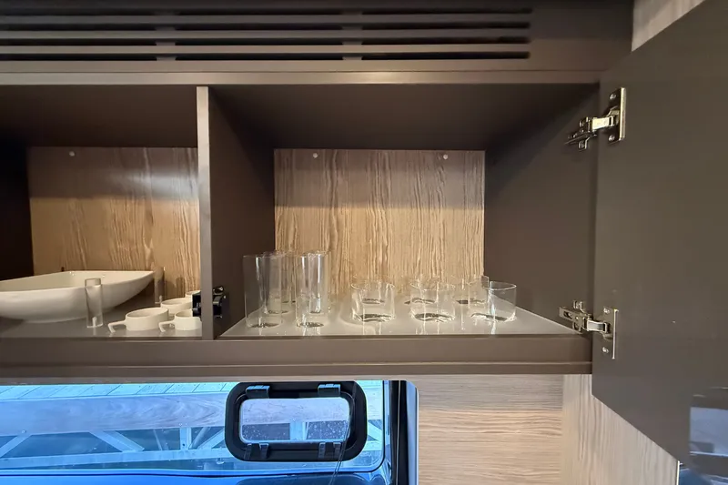 Slide: The Image of Azimut Atlantis 43 2019 - 71