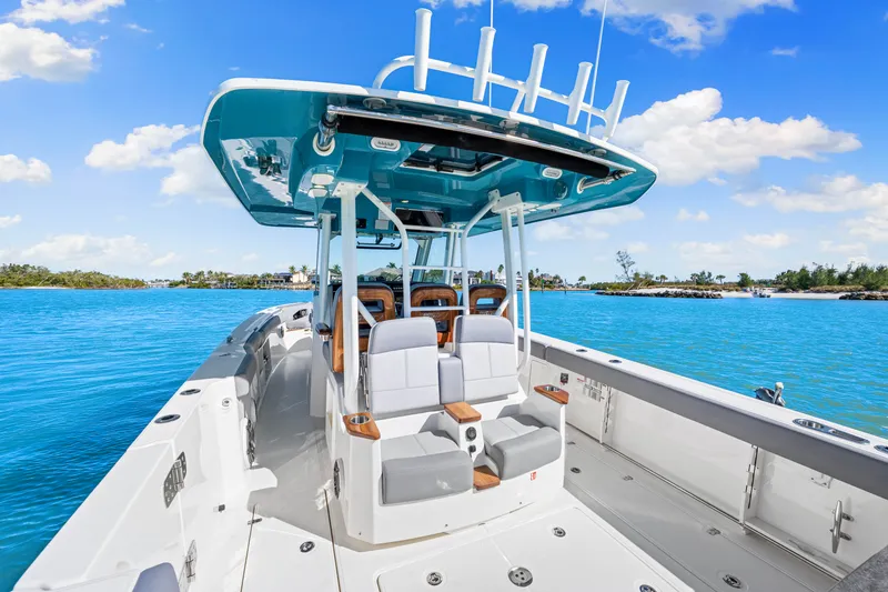 Slide: The Image of Boston Whaler 360 Outrage 2026 - 40