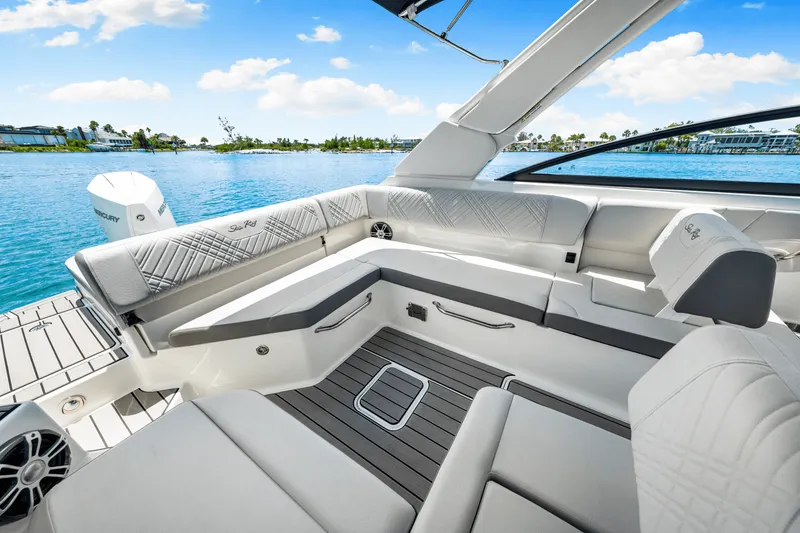 Slide: The Image of Sea Ray SDX 250 Outboard 2025 - 34