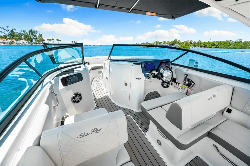 Slide: The Image of Sea Ray SDX 250 Outboard 2025 - 35