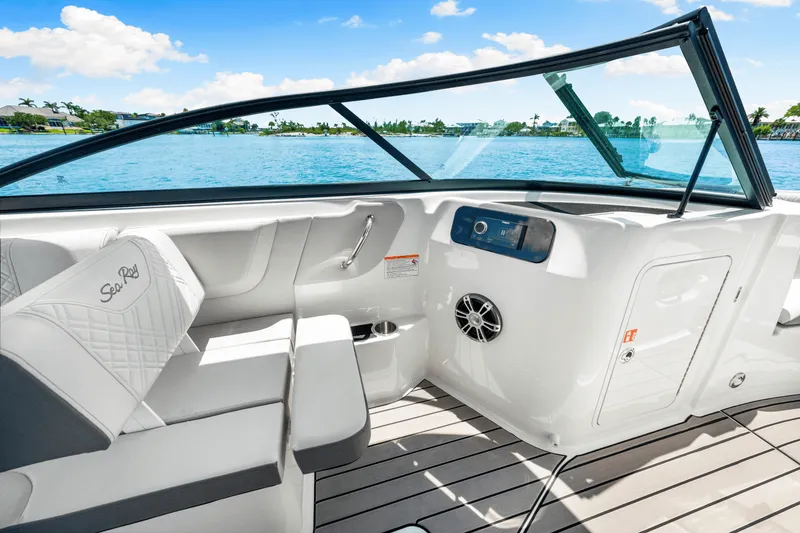 Slide: The Image of Sea Ray SDX 250 Outboard 2025 - 40