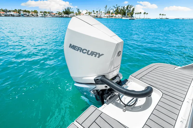 Slide: The Image of Sea Ray SDX 250 Outboard 2025 - 52