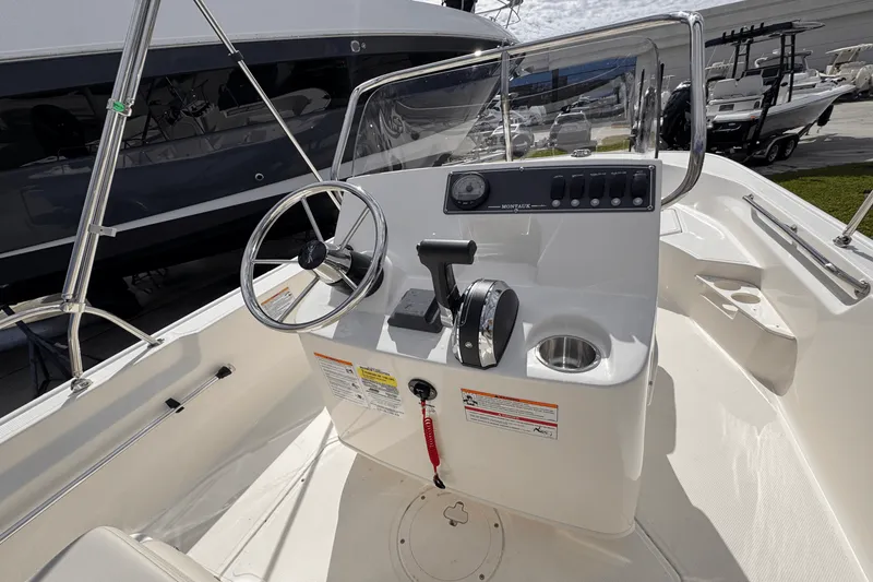 Slide: The Image of Boston Whaler 170 Montauk 2025 - 12