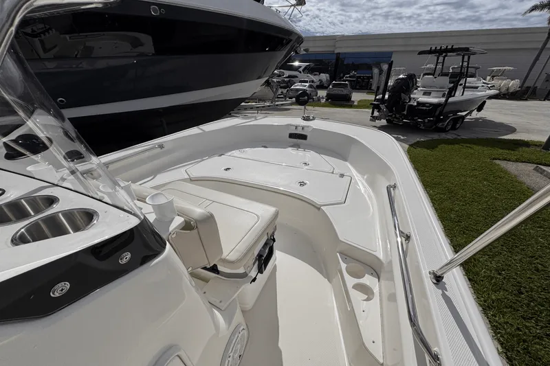Slide: The Image of Boston Whaler 170 Montauk 2025 - 14