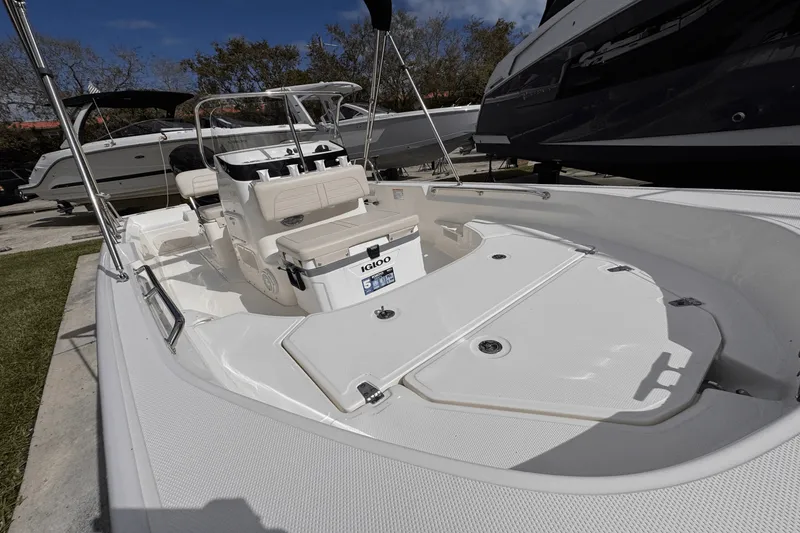 Slide: The Image of Boston Whaler 170 Montauk 2025 - 16
