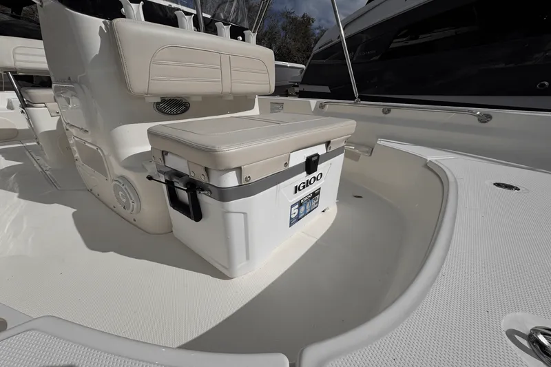 Slide: The Image of Boston Whaler 170 Montauk 2025 - 17