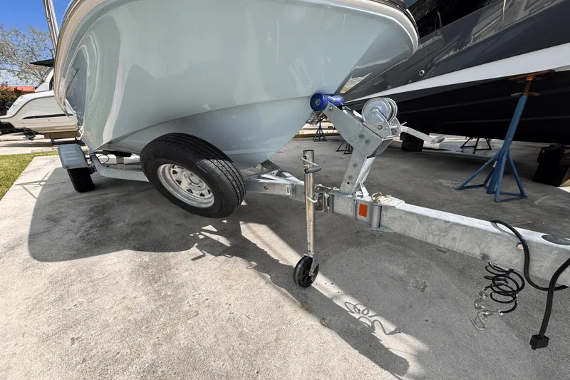 Slide: The Image of Boston Whaler 170 Montauk 2025 - 18