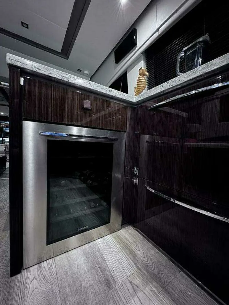 Slide: The Image of Model L650 Fly Category Flybridge 2018 - 29