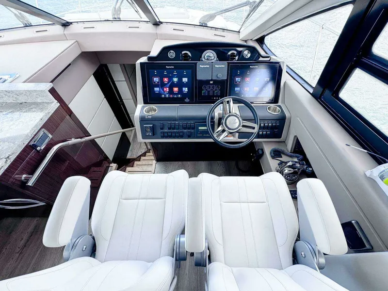 Slide: The Image of Model L650 Fly Category Flybridge 2018 - 32