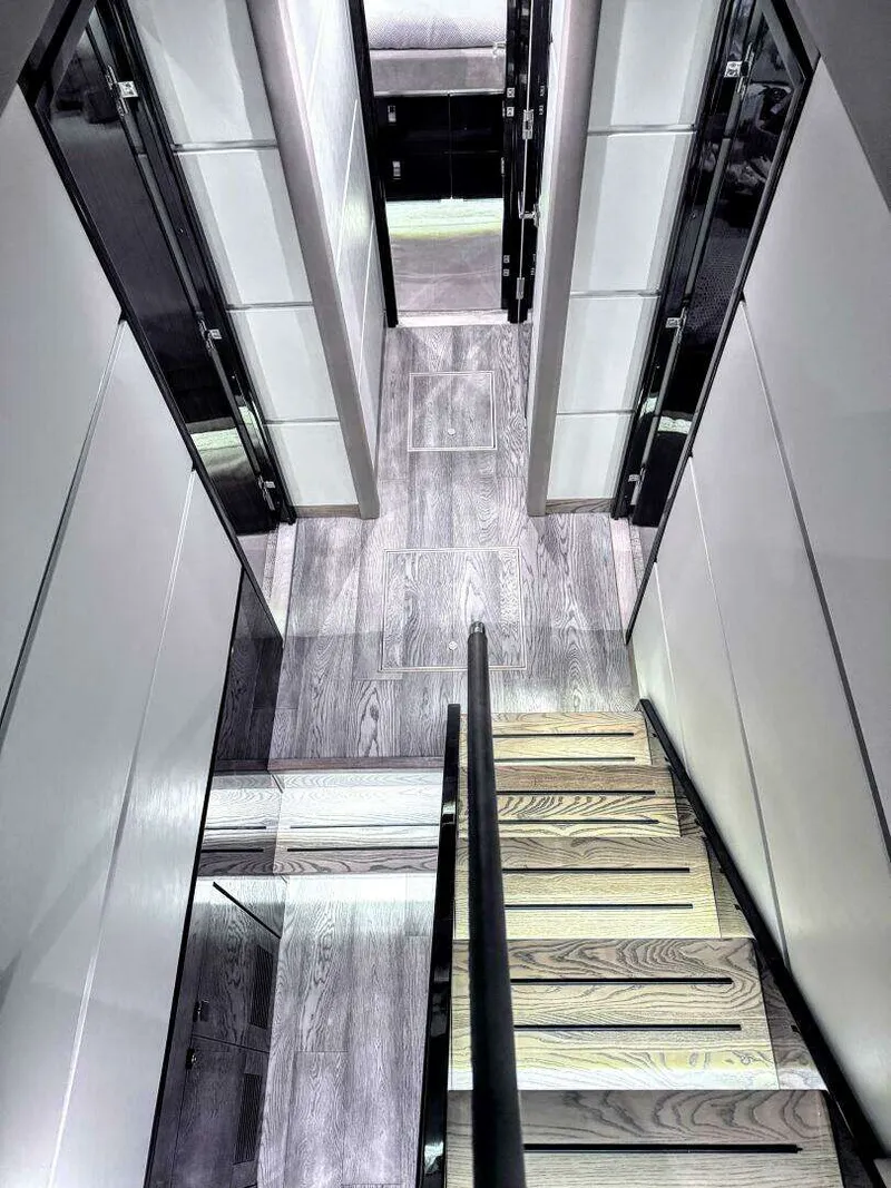 Slide: The Image of Model L650 Fly Category Flybridge 2018 - 33