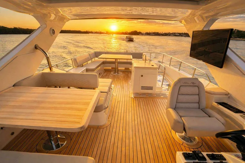 Slide: The Image of Model L650 Fly Category Flybridge 2018 - 37