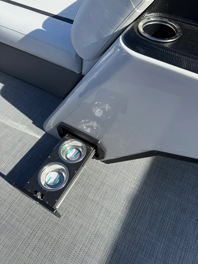 Slide: The Image of Crest Classic 220 SLC 2025 - 10