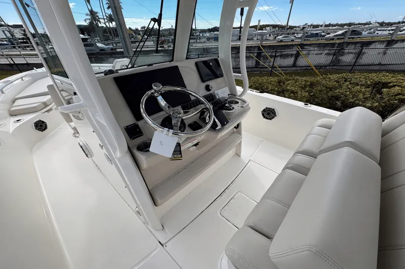 Slide: The Image of Boston Whaler 280 Dauntless 2025 - 11