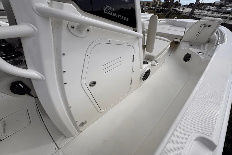 Slide: The Image of Boston Whaler 280 Dauntless 2025 - 12