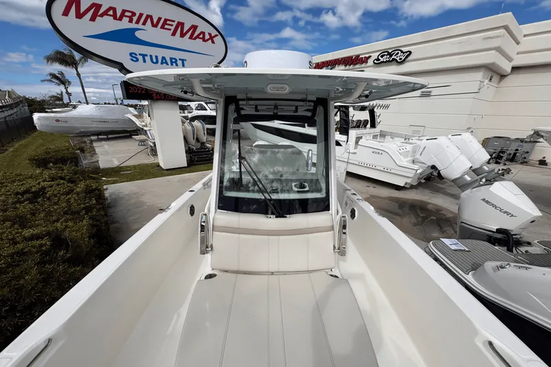 Slide: The Image of Boston Whaler 280 Dauntless 2025 - 15