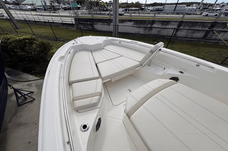 Slide: The Image of Boston Whaler 280 Dauntless 2025 - 16