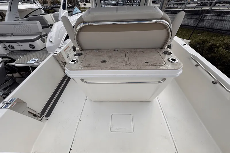 Slide: The Image of Boston Whaler 280 Dauntless 2025 - 7