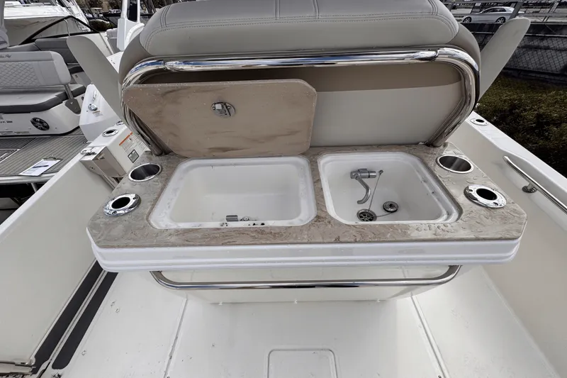 Slide: The Image of Boston Whaler 280 Dauntless 2025 - 9