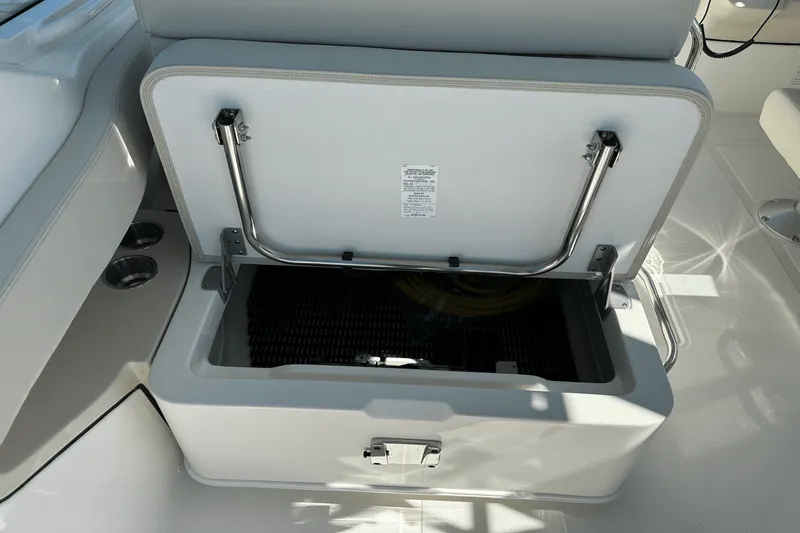 Slide: The Image of Boston Whaler 280 Vantage 2025 - 10