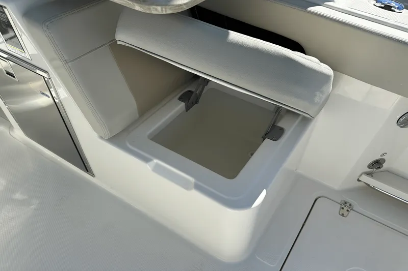 Slide: The Image of Boston Whaler 280 Vantage 2025 - 11