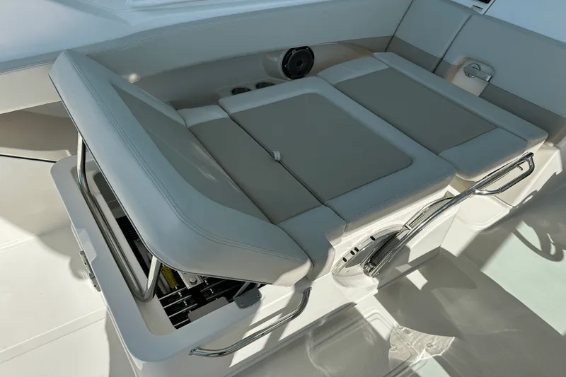 Slide: The Image of Boston Whaler 280 Vantage 2025 - 12