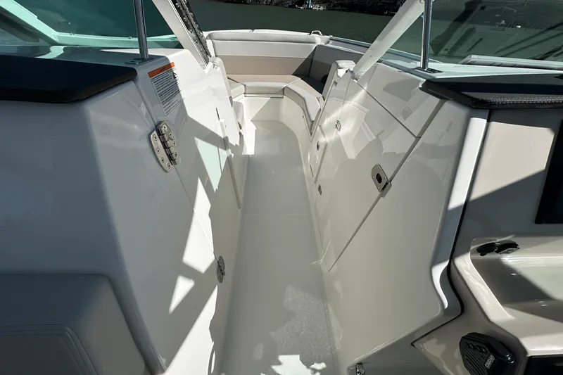 Slide: The Image of Boston Whaler 280 Vantage 2025 - 14