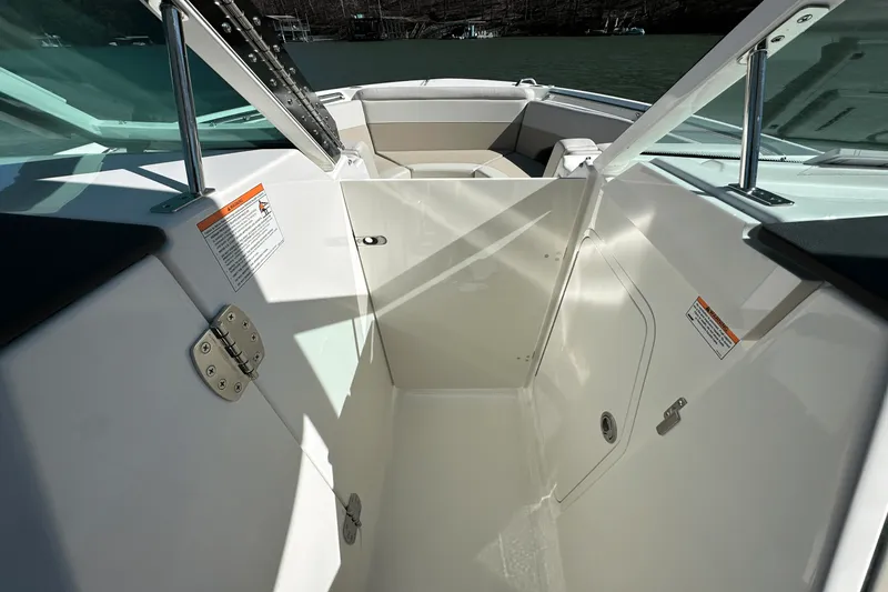 Slide: The Image of Boston Whaler 280 Vantage 2025 - 15