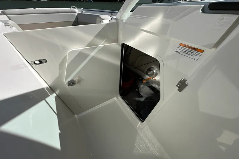 Slide: The Image of Boston Whaler 280 Vantage 2025 - 16