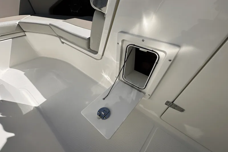 Slide: The Image of Boston Whaler 280 Vantage 2025 - 17