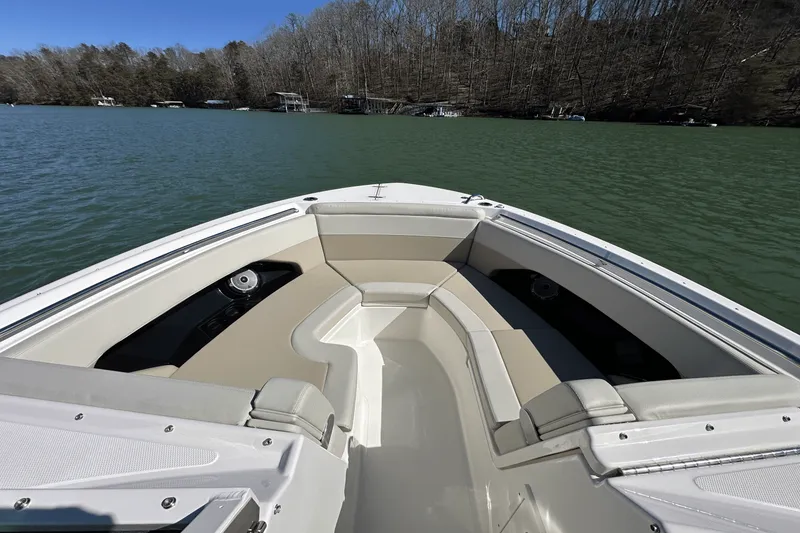 Slide: The Image of Boston Whaler 280 Vantage 2025 - 18