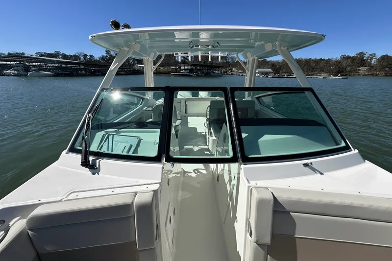 Slide: The Image of Boston Whaler 280 Vantage 2025 - 21