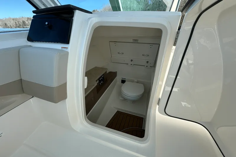 Slide: The Image of Boston Whaler 280 Vantage 2025 - 22